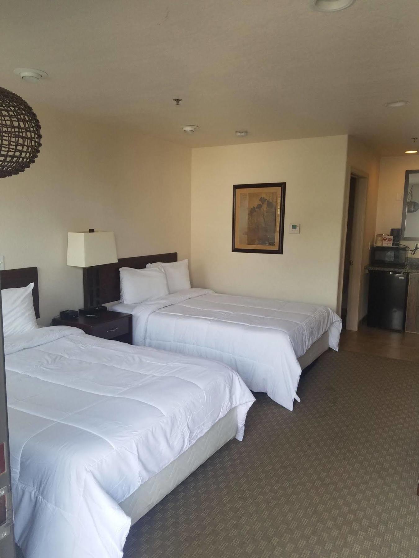 Price Pointe Inn Уокешо Экстерьер фото